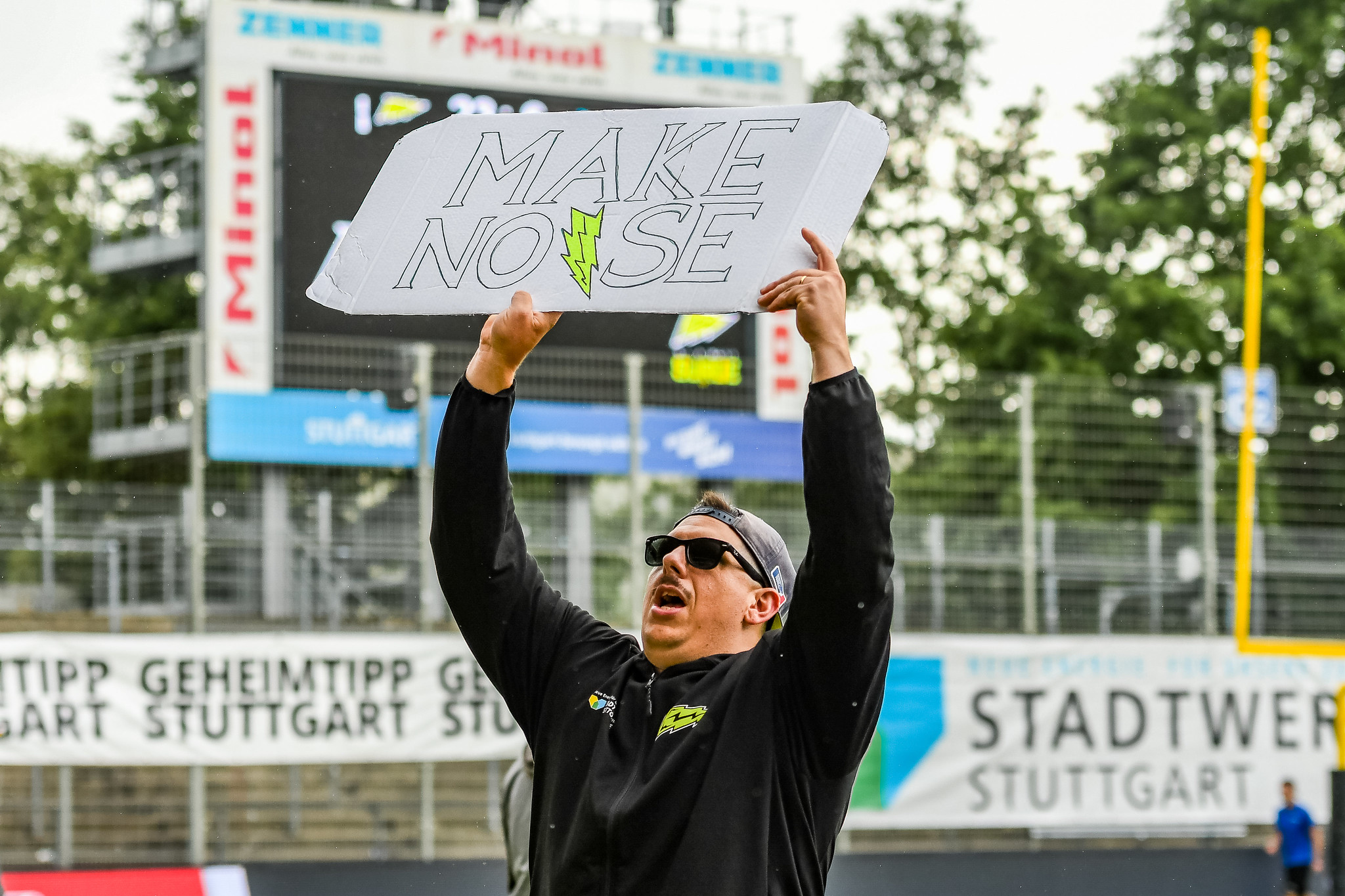 Neuer Galaxy Quarterback überzeugt trotz Niederlage gegen Surge